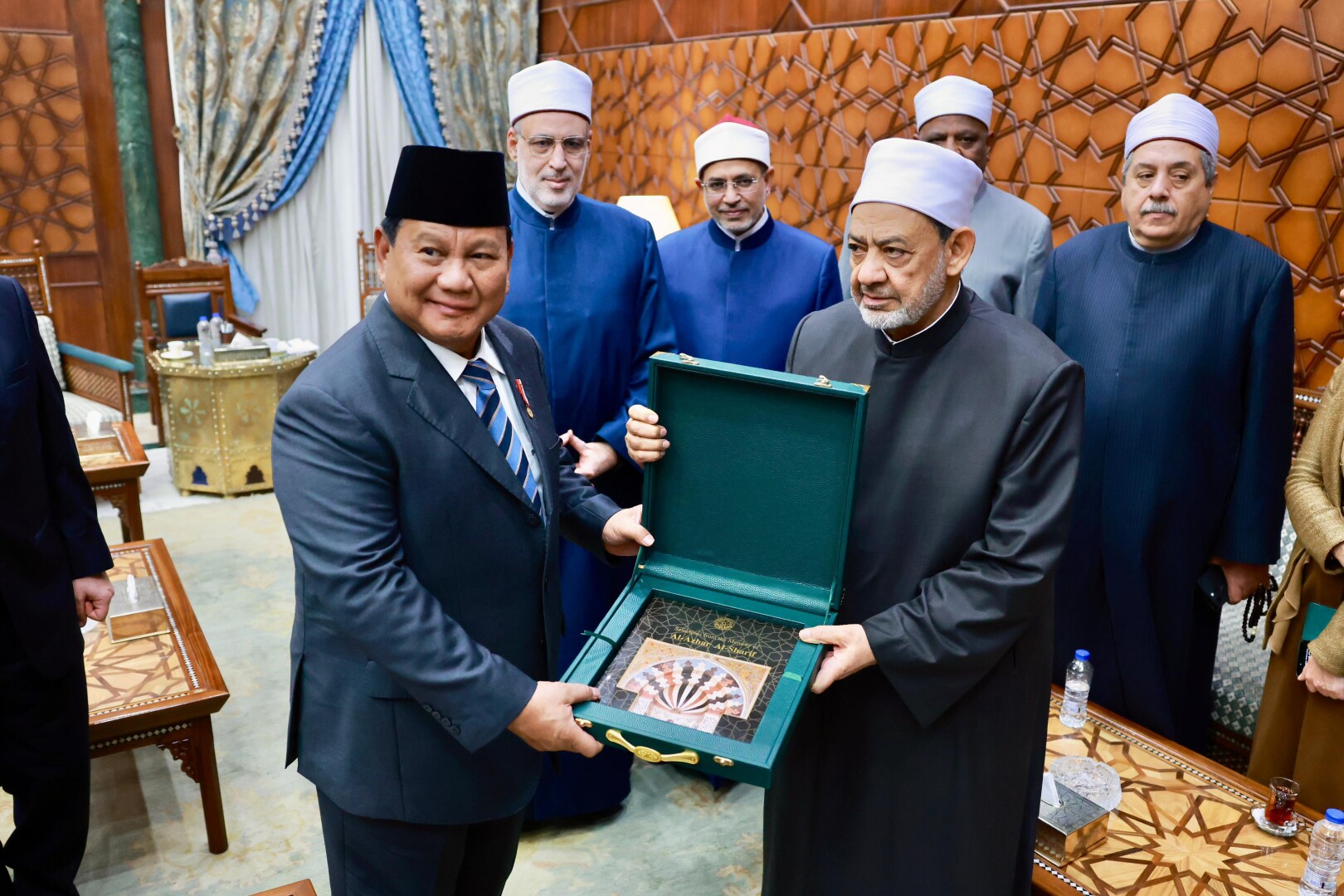 Presiden Republik Indonesia, Prabowo Subianto, melakukan kunjungan kenegaraan ke Mesir dan bertemu dengan Grand Syekh Al-Azhar,