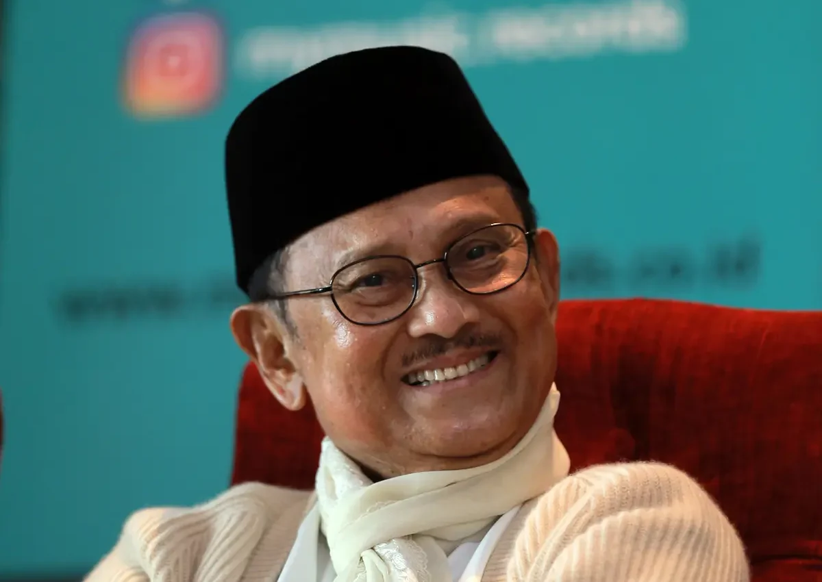 Bacharuddin Jusuf Habibie, atau yang dikenal sebagai B.J. Habibie, lahir pada 25 Juni 1936 di Parepare, Sulawesi Selatan. Ia merupakan anak keempat dari delapan bersaudara dari pasangan Alwi Abdul Jalil Habibie dan R.A. Tuti Marini Puspowardojo.