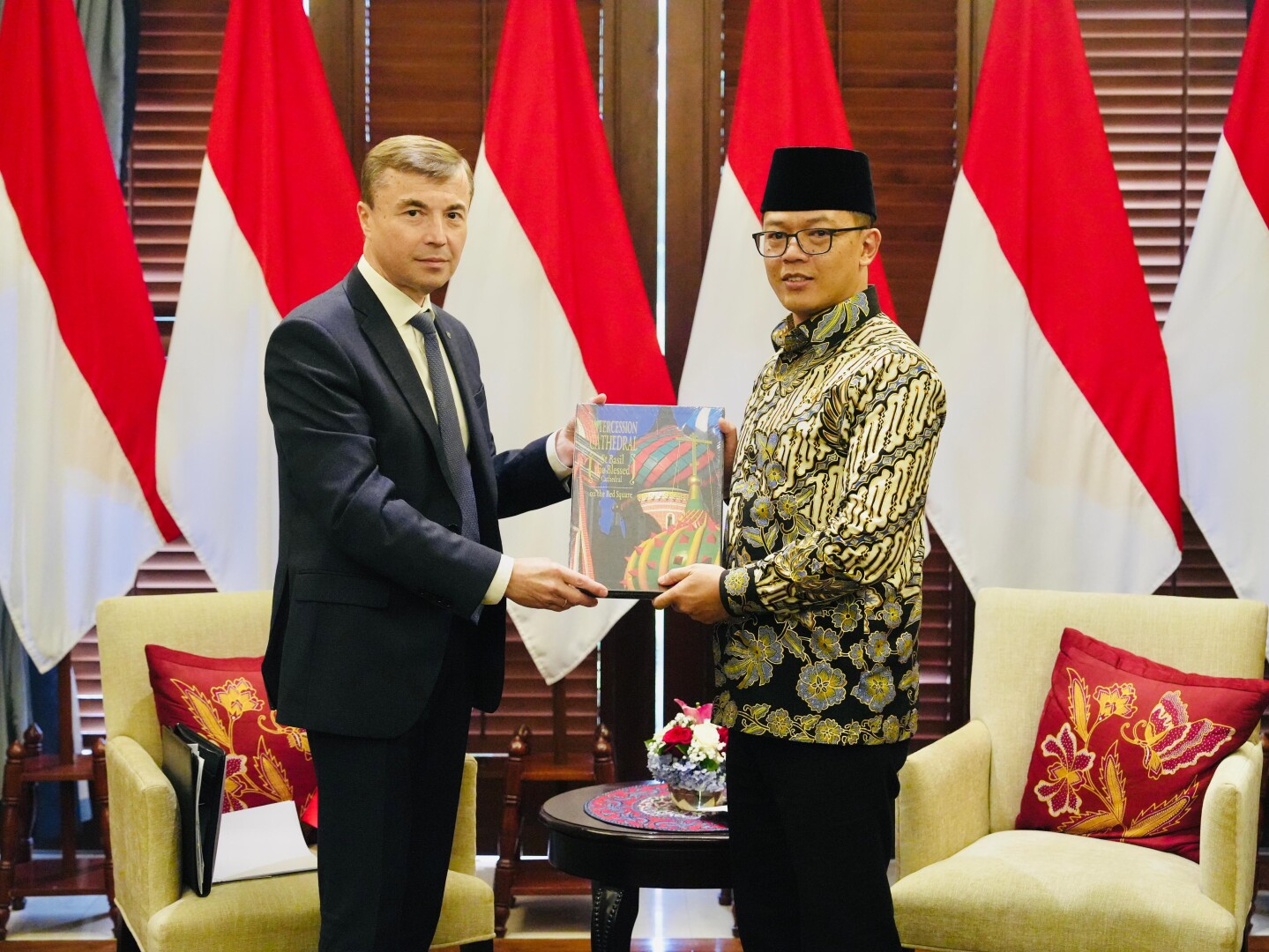 Sugiono, menerima kunjungan kehormatan (courtesy call) Duta Besar Rusia, Sergei G. Tolchenov,
